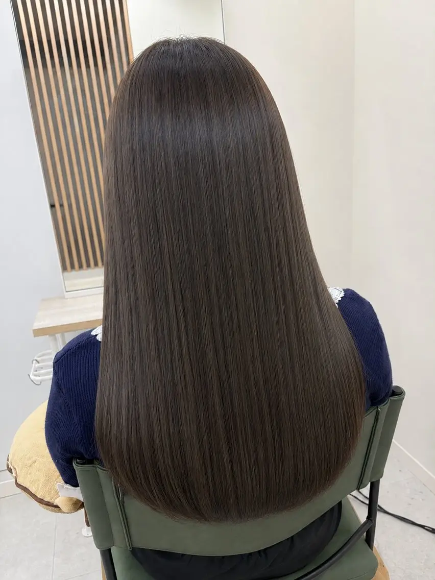 ロング カラー ベージュカラー オリーブベージュ カット ヘアカラー トリートメント NaVIユウジ オリーブ/レイヤーのヘアスタイル