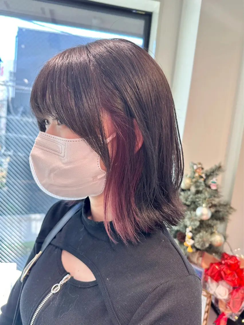 セミロング カラー イヤリングカラー ピンクカラー ピンクパープル パープルカラー ブリーチ/ハイトーン 艶カラー/ユリナのヘアスタイル