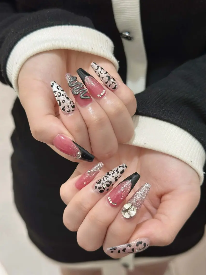 ネイル チークネイル ドット フレンチネイル グラデーション ハート ハンドネイル Julli NailStudioのネイルデザイン