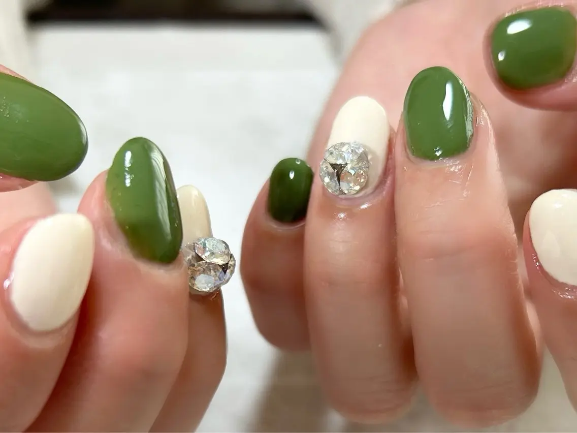 ネイル グリーン キラキラネイル 春ネイル ストーンネイル ホワイト ハンドネイル M's salonのネイルデザイン