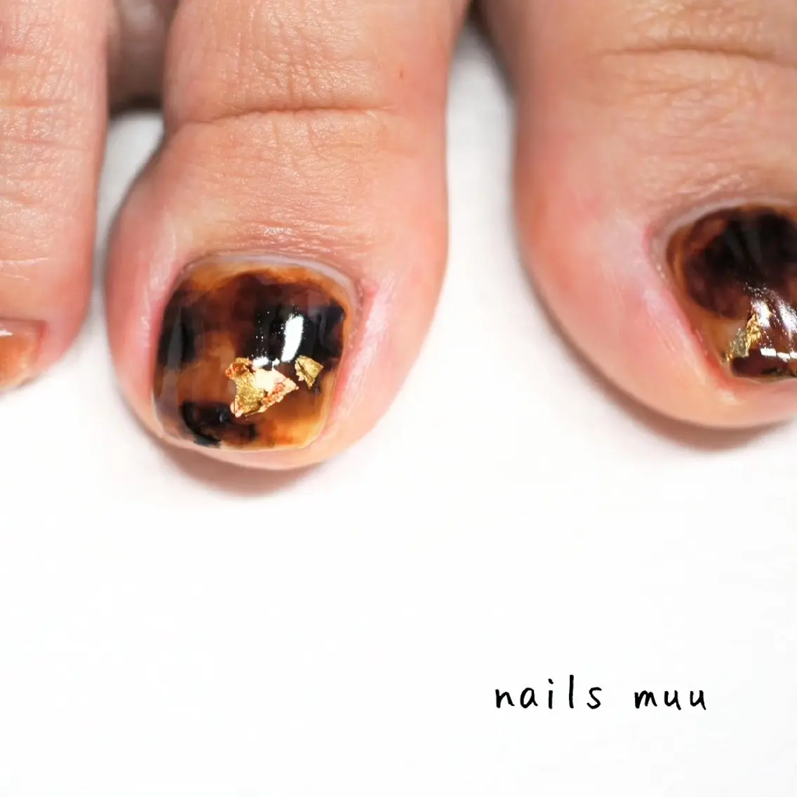 ネイル べっ甲ネイル ブラウン フットネイル おそろいネイル ニュアンスネイル nails muu まゆのネイルデザイン