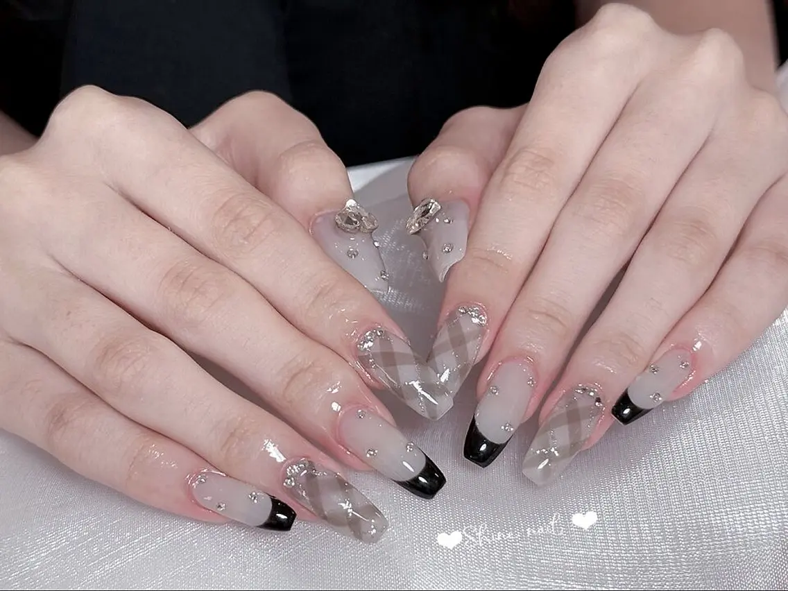 ネイル オーロラネイル チークネイル フットネイル フレンチネイル ガラスフレンチ ハンドネイル shine 🎀 長さ出し専門のネイルデザイン