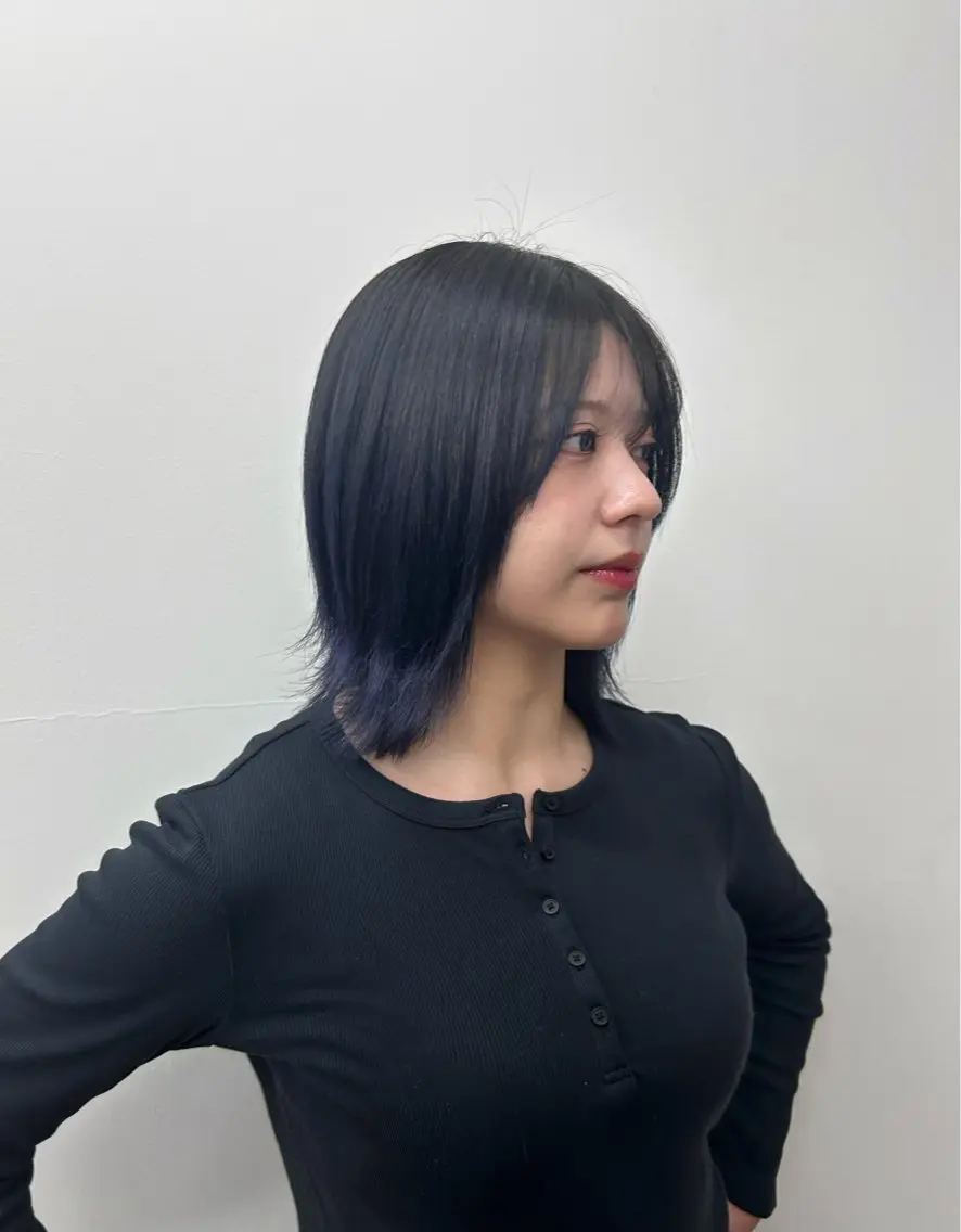 ミディアム カラー 黒髪 ブリーチ ブルーカラー ブルーブラック 透明感カラー ヘアカラー 木藤 優杏のヘアスタイル