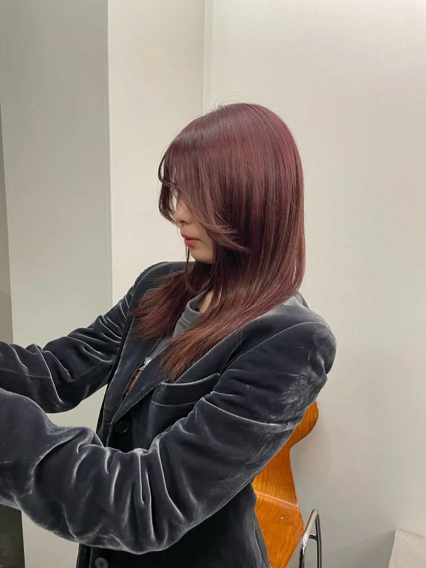 セミロング カラー ブリーチ ボルドーカラー ブラウンカラー 透明感カラー ダブルカラー ヘアカラー 都築 あんずのヘアスタイル
