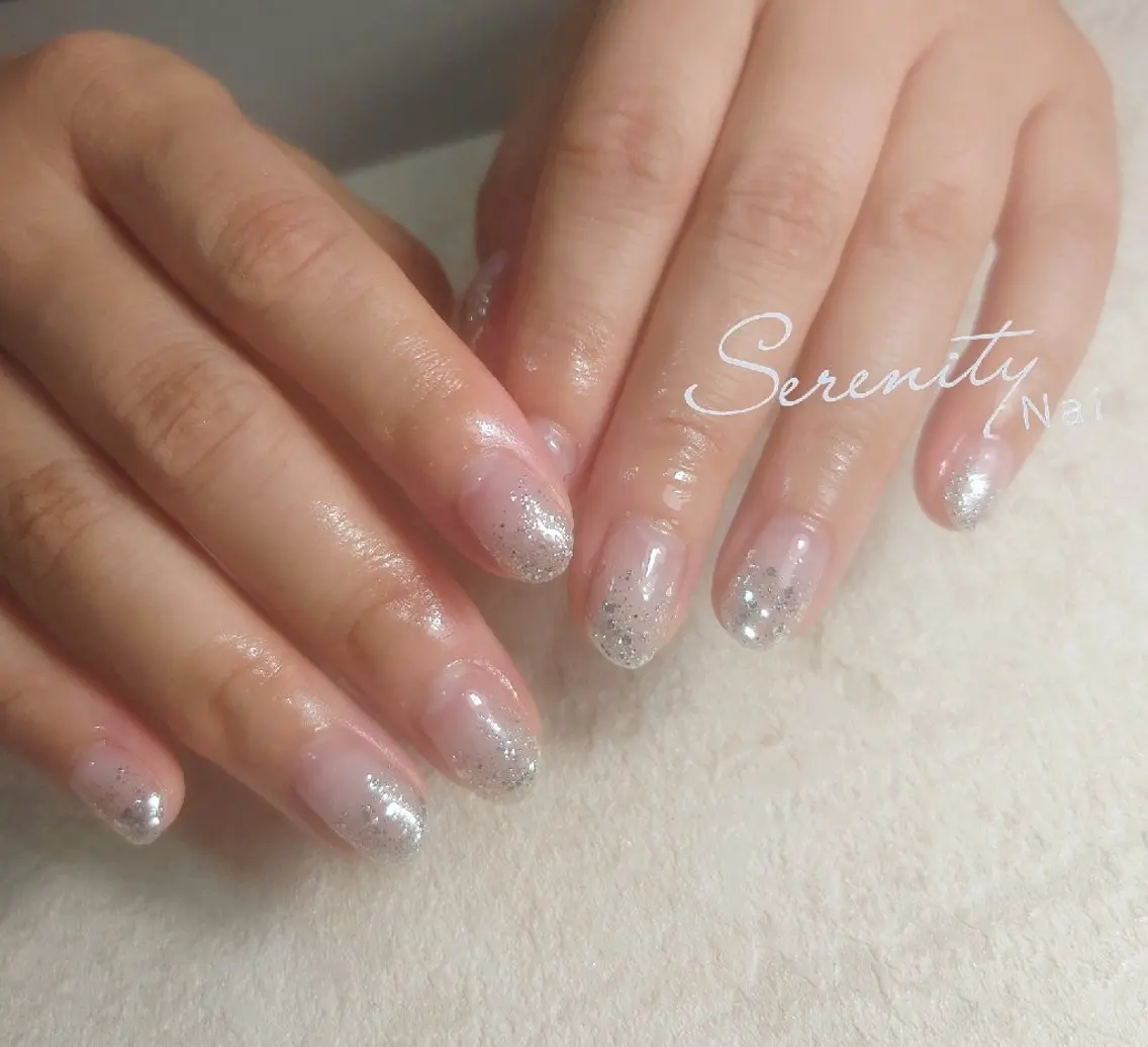 ネイル グラデーション キラキラネイル ラメ(グリッター) ラメグラデーション シルバー nail  serenityのネイルデザイン