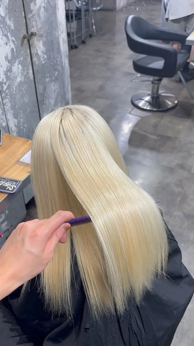 ロング カラー 透明感ベージュ/ レイヤー縮毛矯正のヘアスタイル