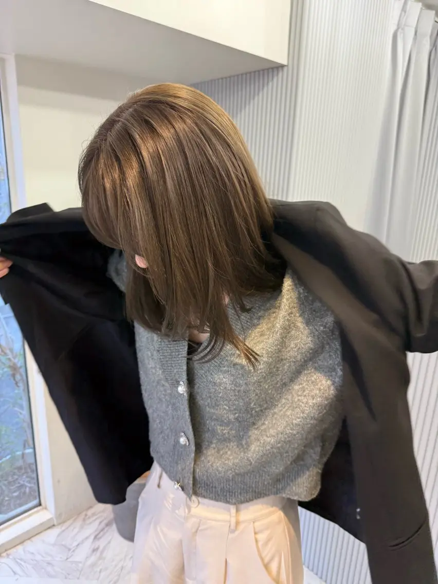 ミディアム カラー ミルクティー× グレージュMOMOのヘアスタイル