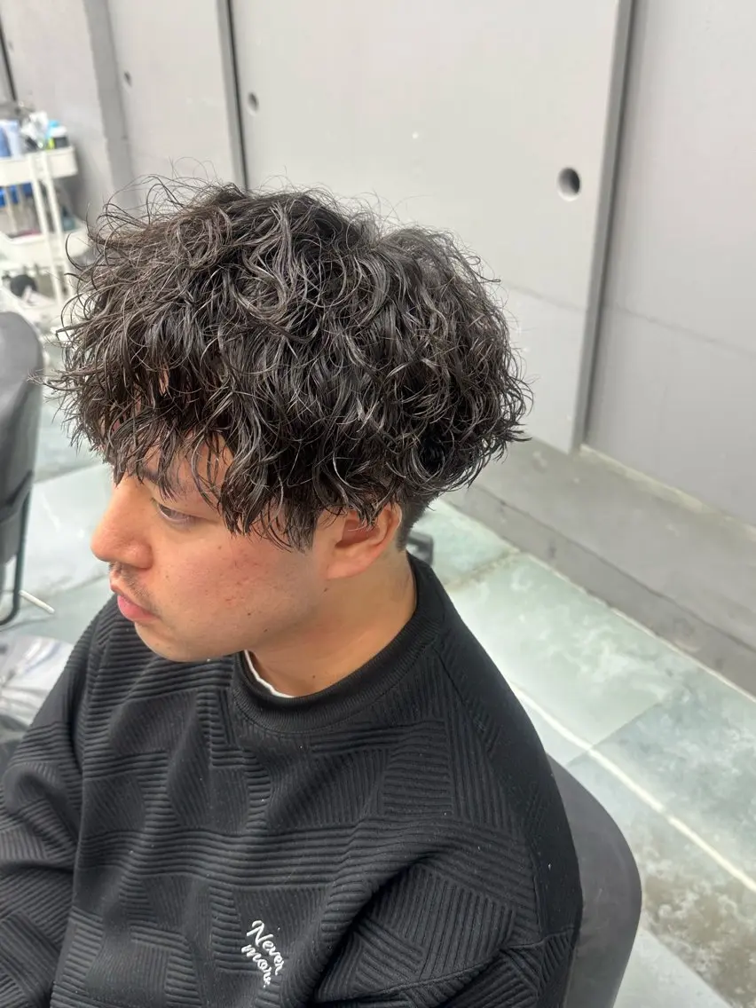 パーマ メンズ メンズブリーチ センターパート メンズハイトーン メンズインナーカラー メンズ韓国風 カット パーマ ユウ✩.*˚/メンズ 特化/シャドウパーマのヘアスタイル