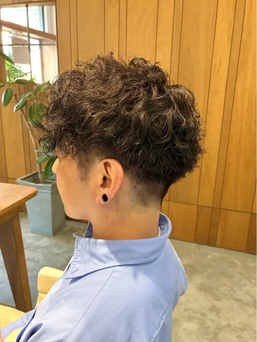 ショート パーマ メンズ フェードカット メンズインナーカラー メンズパーマ スパイキーショート メンズウルフカット カット パーマ 佐藤 悠生 メンズパーマ.カットのヘアスタイル