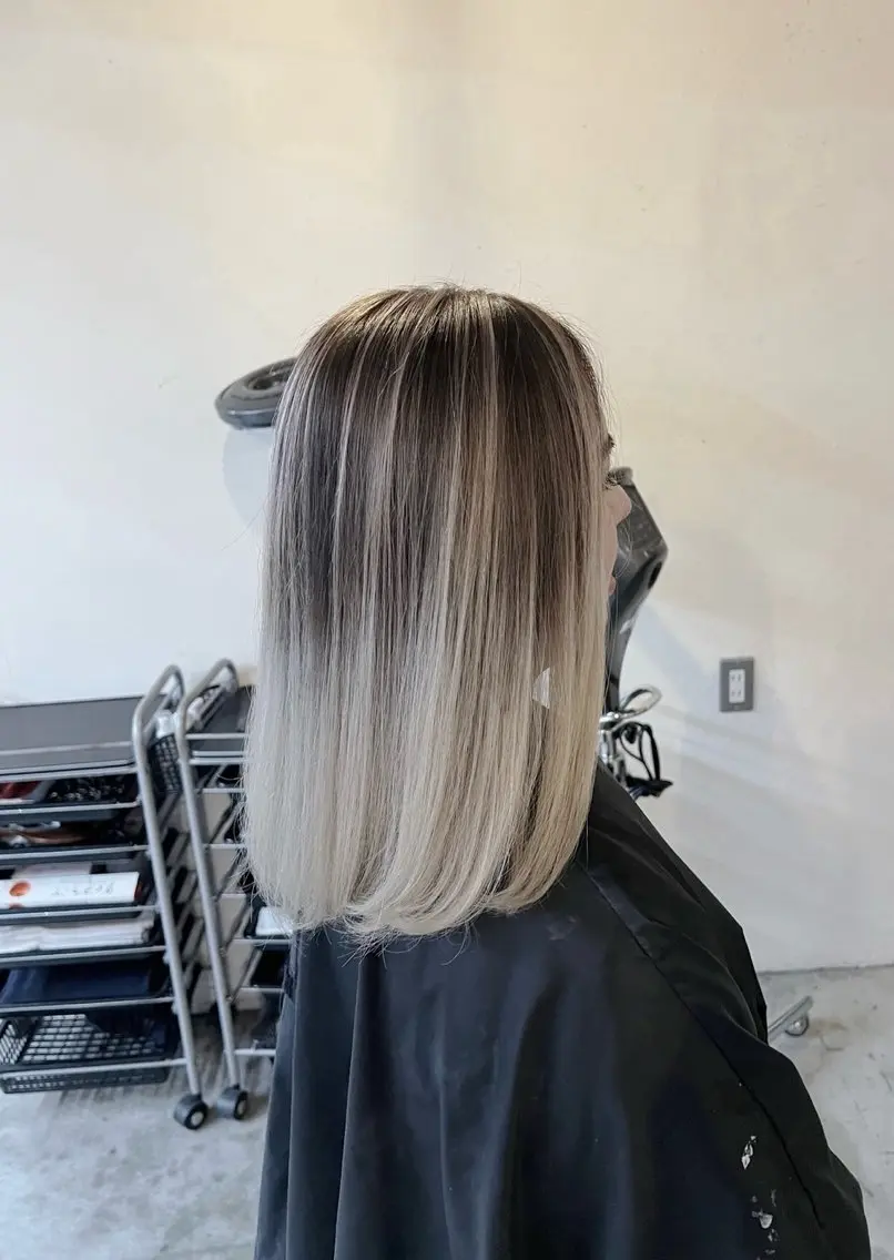ミディアム カラー バレイヤージュ シルバー ホワイトシルバー レイヤーカット ヘアカラー トリートメント 指名数No.1 /NAOYAのヘアスタイル