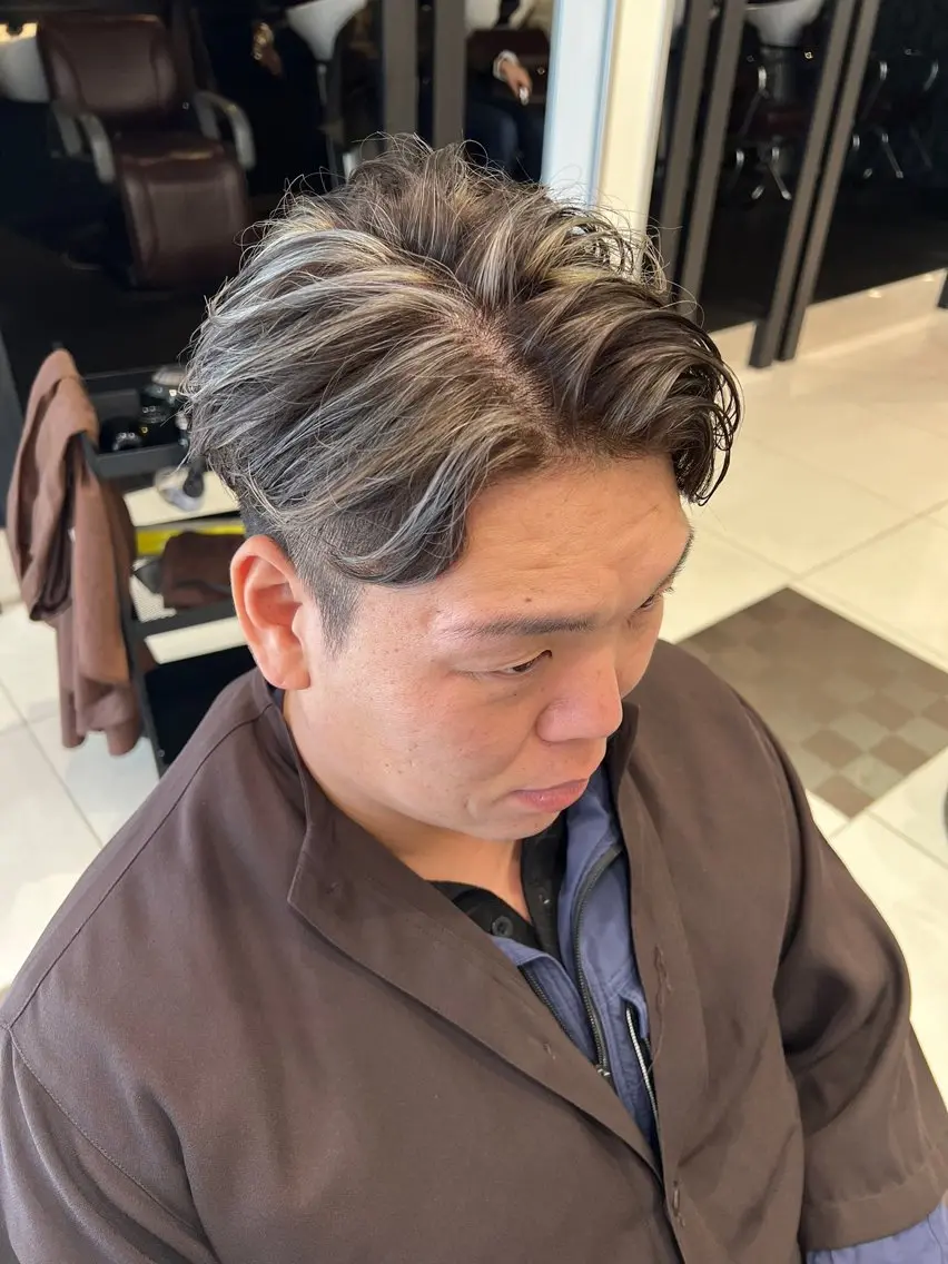 カラー メンズ メンズハイライト アッシュ ハイライトカラー ホワイトアッシュ 野口 竜矢のヘアスタイル