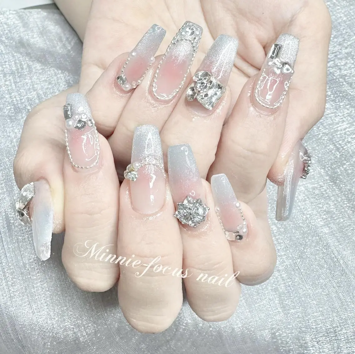 ネイル チークネイル フレンチネイル ゴージャス キラキラネイル 韓国ネイル ハンドネイル 🧸Luvia nail✨のネイルデザイン
