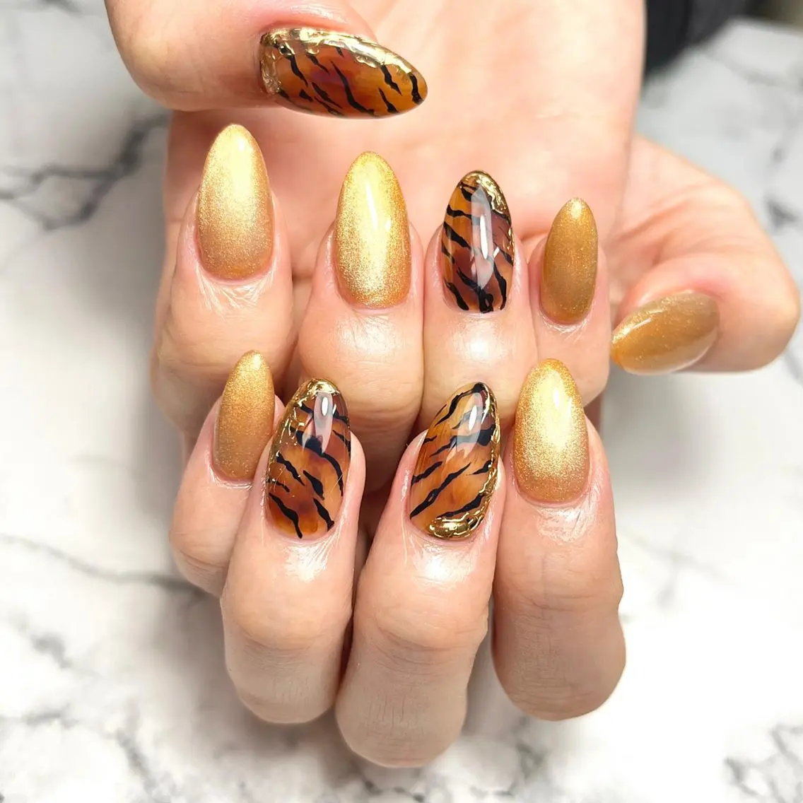 ネイル アニマル柄 アートネイル ブラウン ジェルネイル ゴールド ハンドネイル NAIL NOWのネイルデザイン