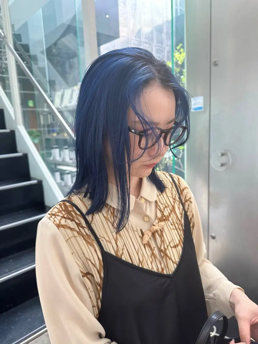 セミロング カラー ブルーカラー デザインカラー ヘアカラー トリートメント CHERIEブリーチ ダブルカラー　天神のヘアスタイル