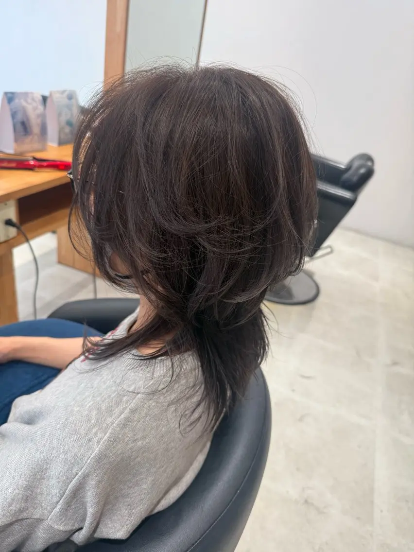 セミロング ハイレイヤー レイヤーカット カット ヘアカラー 花田 梨佳のヘアスタイル