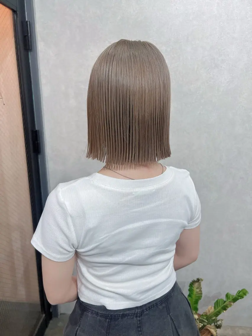 ショート カラー ベージュカラー ブリーチ ケアブリーチ ハイトーンカラー ミルクティーベージュ カット ヘアカラー YUI ハイトーンカラーのヘアスタイル