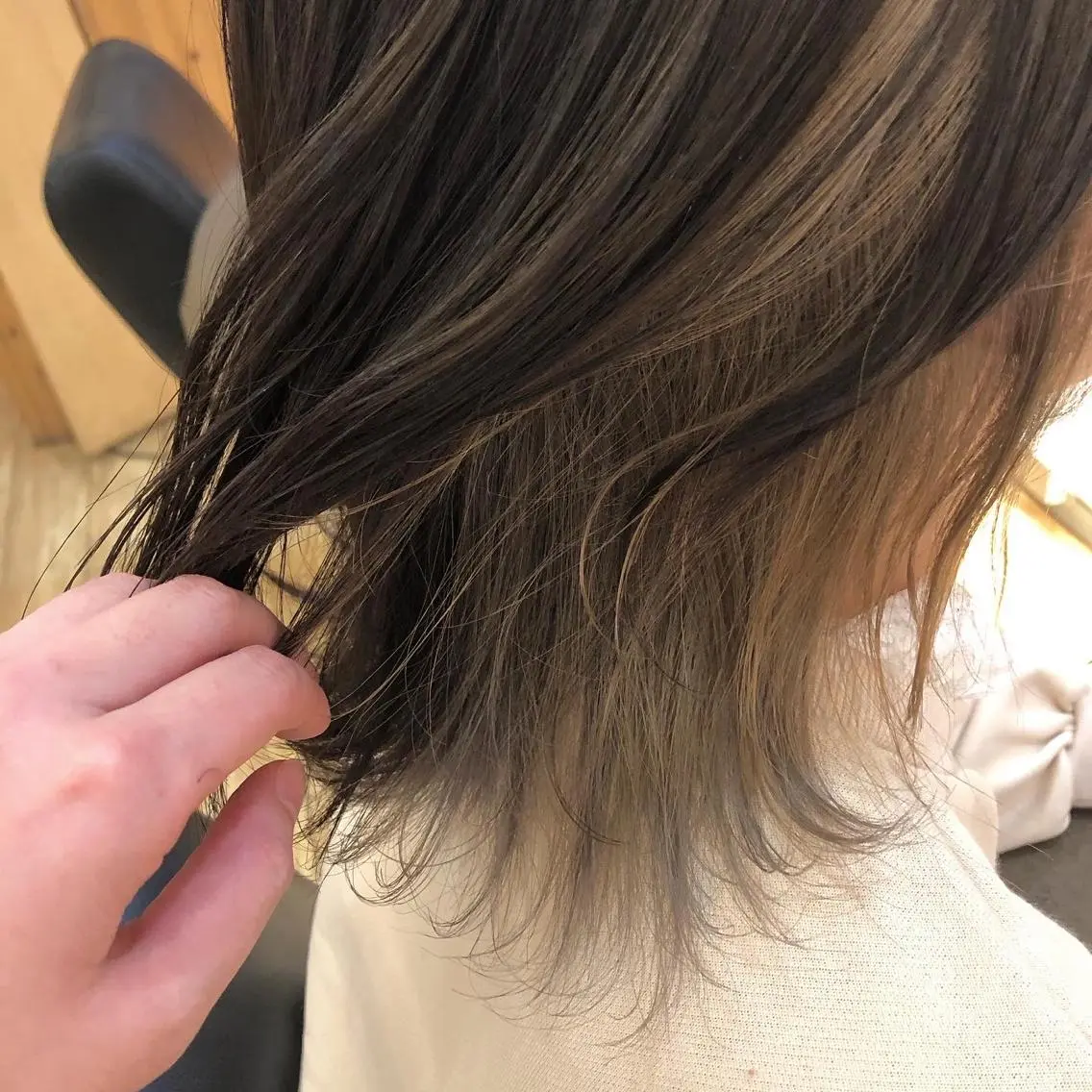 ミディアム カラー ブリーチ グレージュ インナーカラー 西村 有紗のヘアスタイル