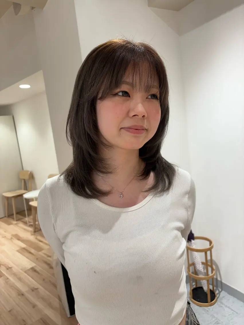 ミディアム レイヤーカット カット 与那嶺 亜美のヘアスタイル