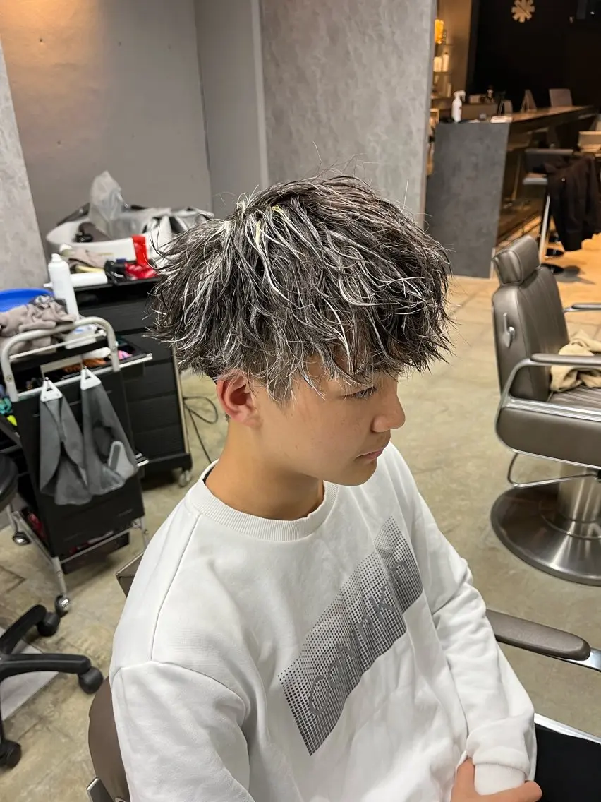 カラー メンズ メンズブリーチ メンズメッシュ ブリーチ メッシュ 岡本 悠聖のヘアスタイル