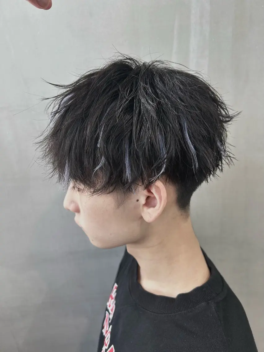 ショート メンズ センターパート マッシュウルフ マッシュ メンズパーマ メンズツイストパーマ カット ヘアカラー ラウンドマッシュ/ フェザーショート大阪のヘアスタイル