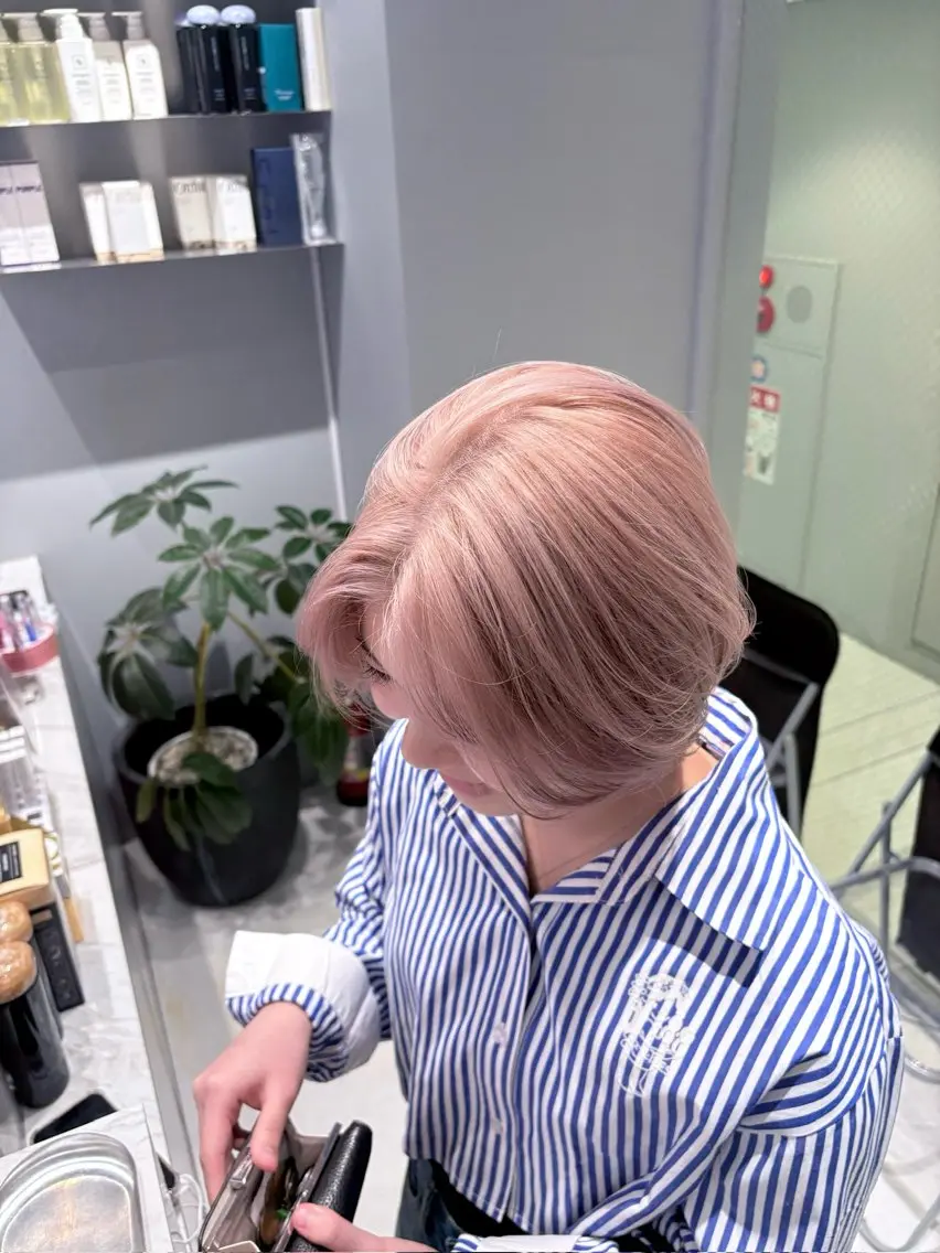 ショート カラー ベージュカラー ミルクティーベージュ カット ヘアカラー トリートメント NANA🦖 ハイトーンデザインのヘアスタイル