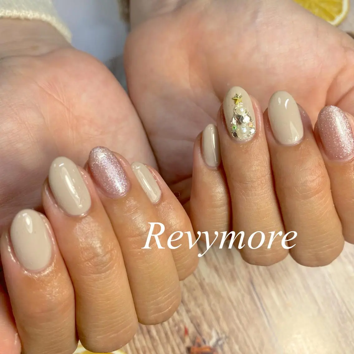 ミディアム ネイル クリスマス アートネイル ジェルネイル キラキラネイル ニュアンスネイル nail salon Revymoreのネイルデザイン