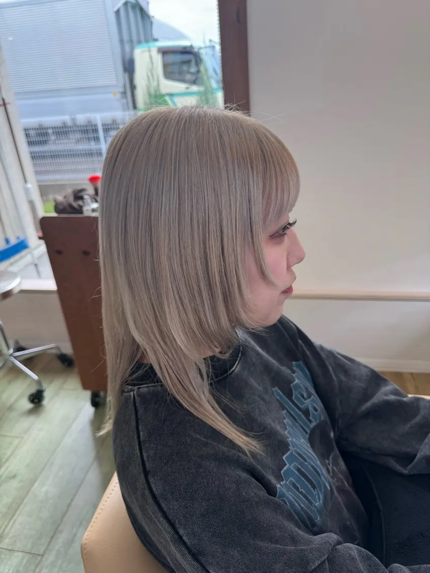 セミロング カラー ベージュカラー ブリーチ ブロンド ケアブリーチ ホワイトベージュ サイトウ ヒトミ 【メイヘア】のヘアスタイル