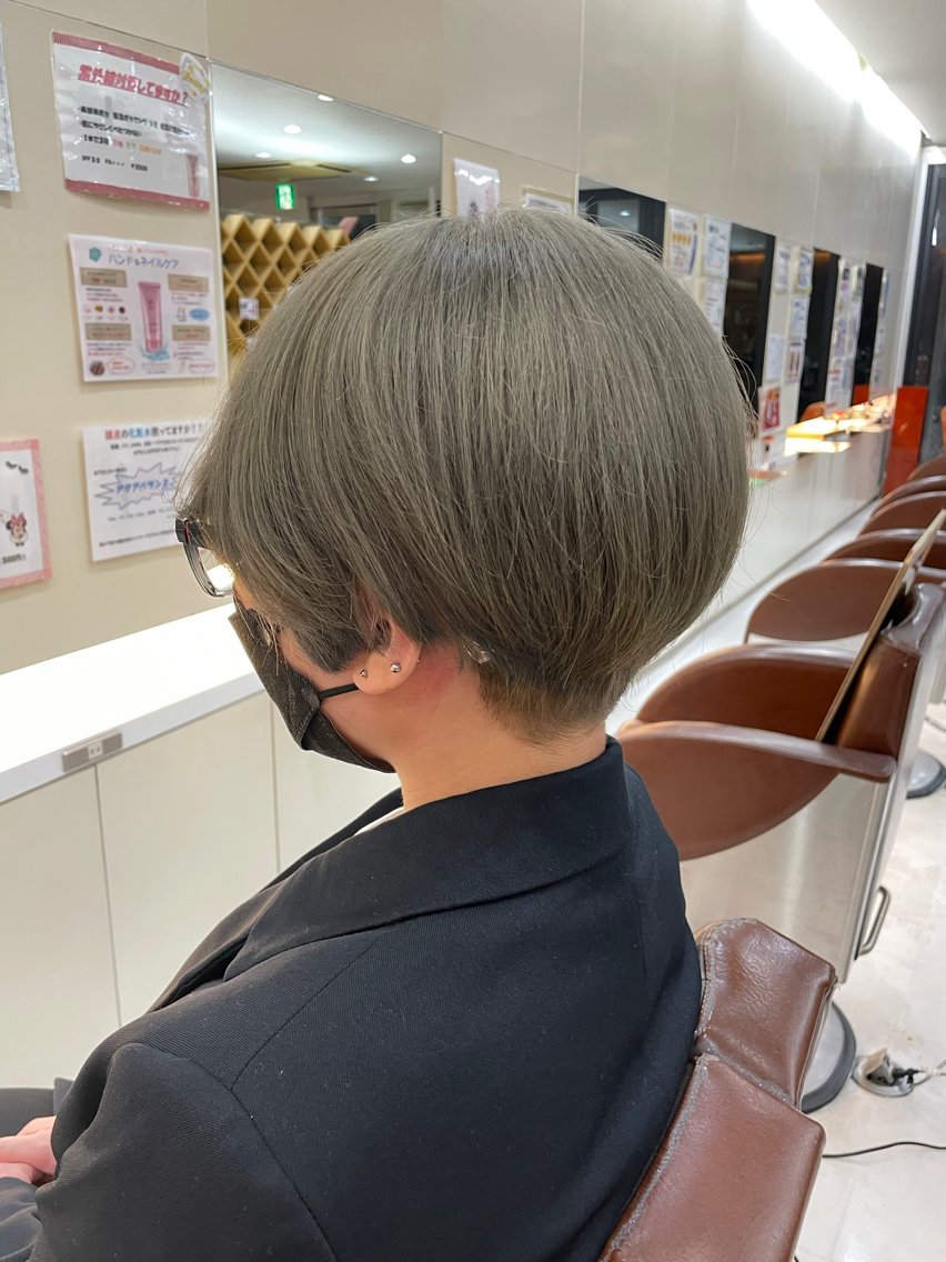 ショート ヘアカラー 沖野 愛恵のヘアスタイル