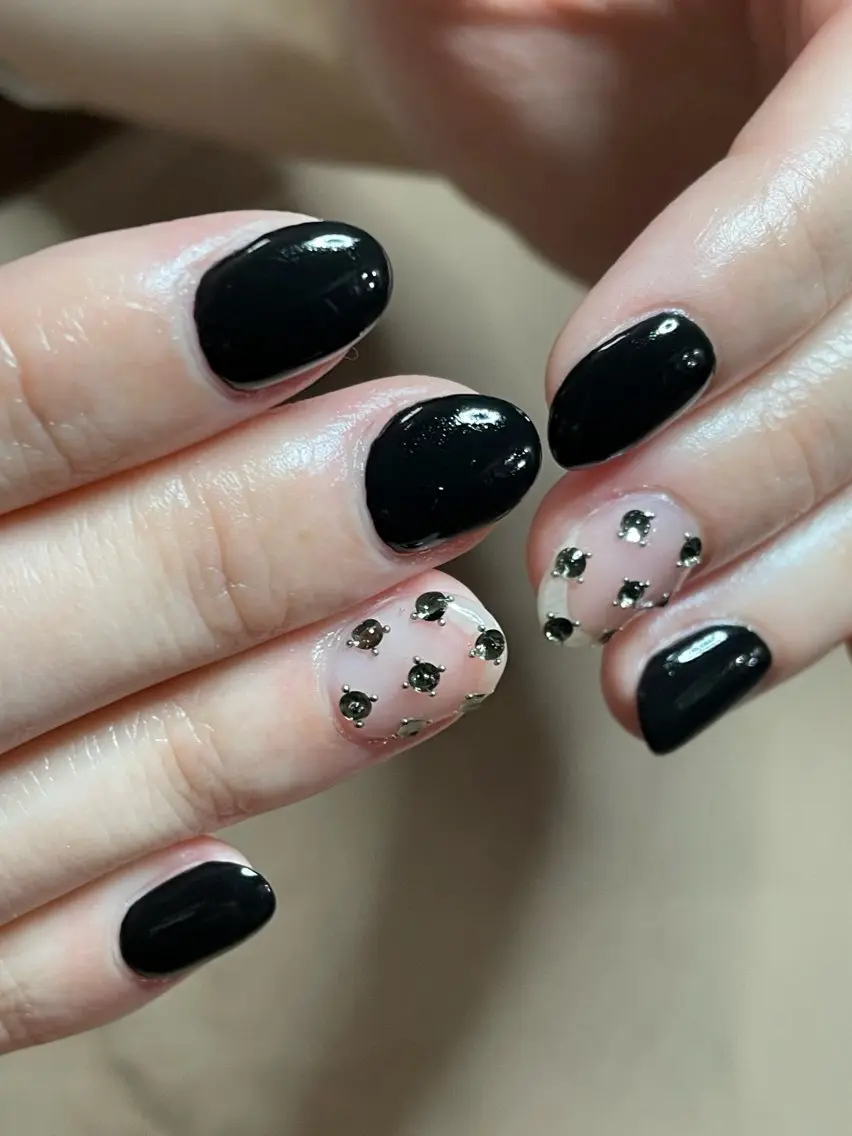 ネイル ワンカラーネイル ストーンネイル 冬ネイル ハンドネイル nail 6.のネイルデザイン