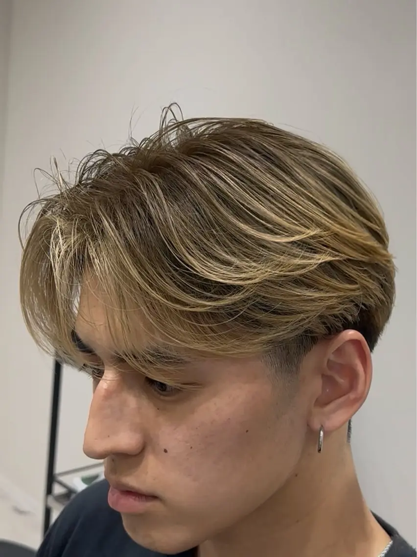 カラー メンズ メンズバレイヤージュ センターパート バレイヤージュ ブロンド カット ヘアカラー トリートメント メンズ縮毛矯正 /町田/木村悠月のヘアスタイル
