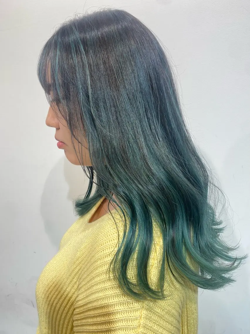 セミロング カラー ヘアアレンジ バレイヤージュ エメラルドグリーン レイヤーカット ヘアカラー ［似合わせヘア］ ✂︎OGURO✂︎のヘアスタイル