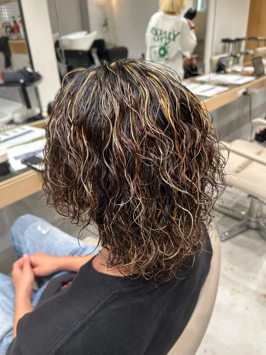 カラー パーマ メンズ フェードカット メンズハイライト メンズパーマ ハイライトカラー カット ヘアカラー パーマ 🐲ツイスパ🐲 フェード/龍のヘアスタイル