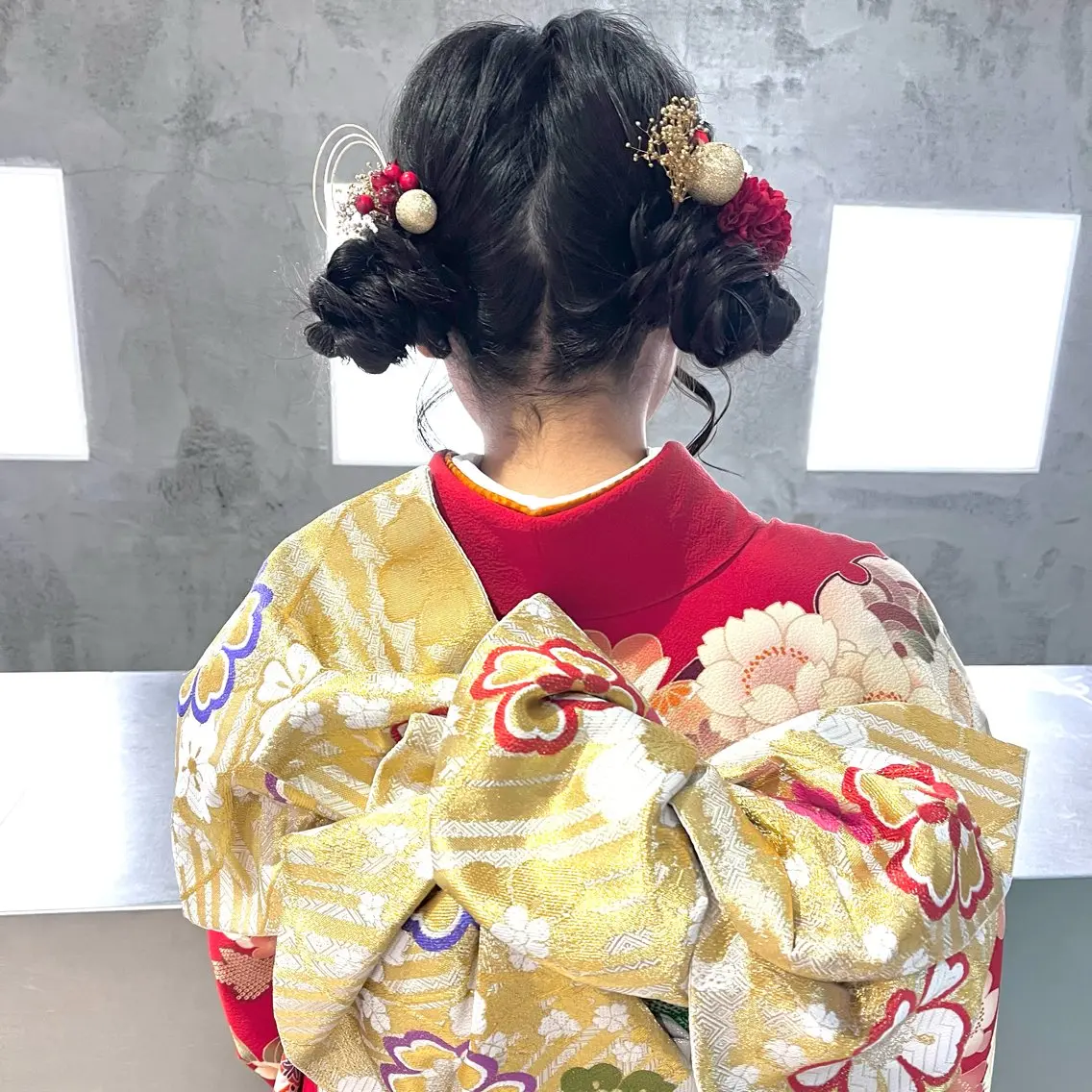 セミロング ヘアアレンジ 成人式 着物ヘア お団子ヘア 透明感カラー/ 髪質改善/レイヤーのヘアスタイル