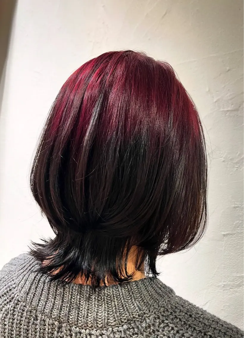 ミディアム カラー 黒髪 ブリーチ ボルドーカラー グラデーションカラー ウルフカット カット ヘアカラー トリートメント 美容室stadium 横田ジュンコのヘアスタイル