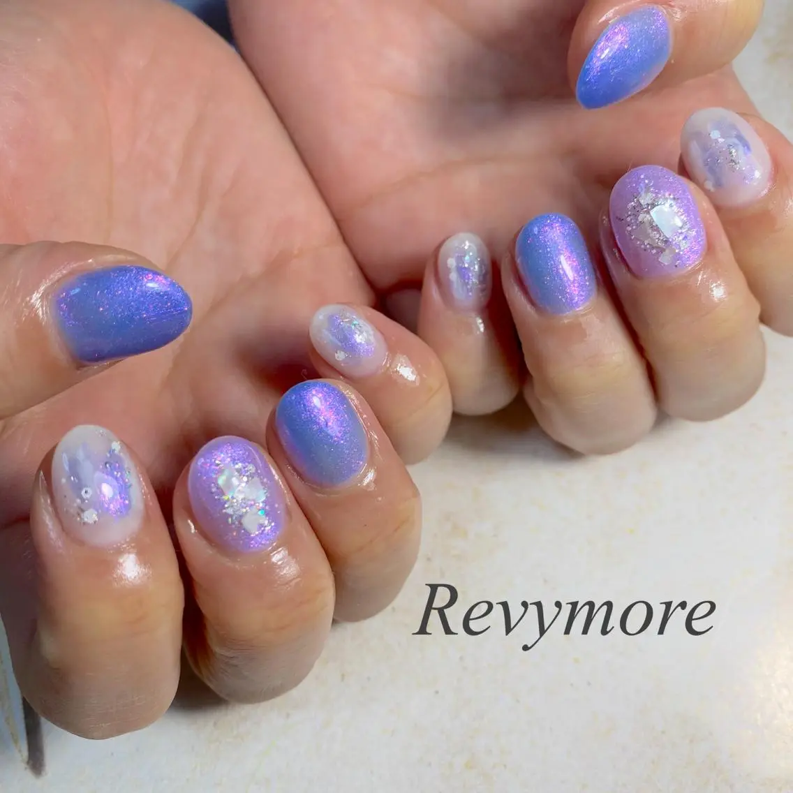 ミディアム ネイル 韓国風ヘア アートネイル ジェルネイル キラキラネイル 韓国ネイル nail salon Revymoreのネイルデザイン
