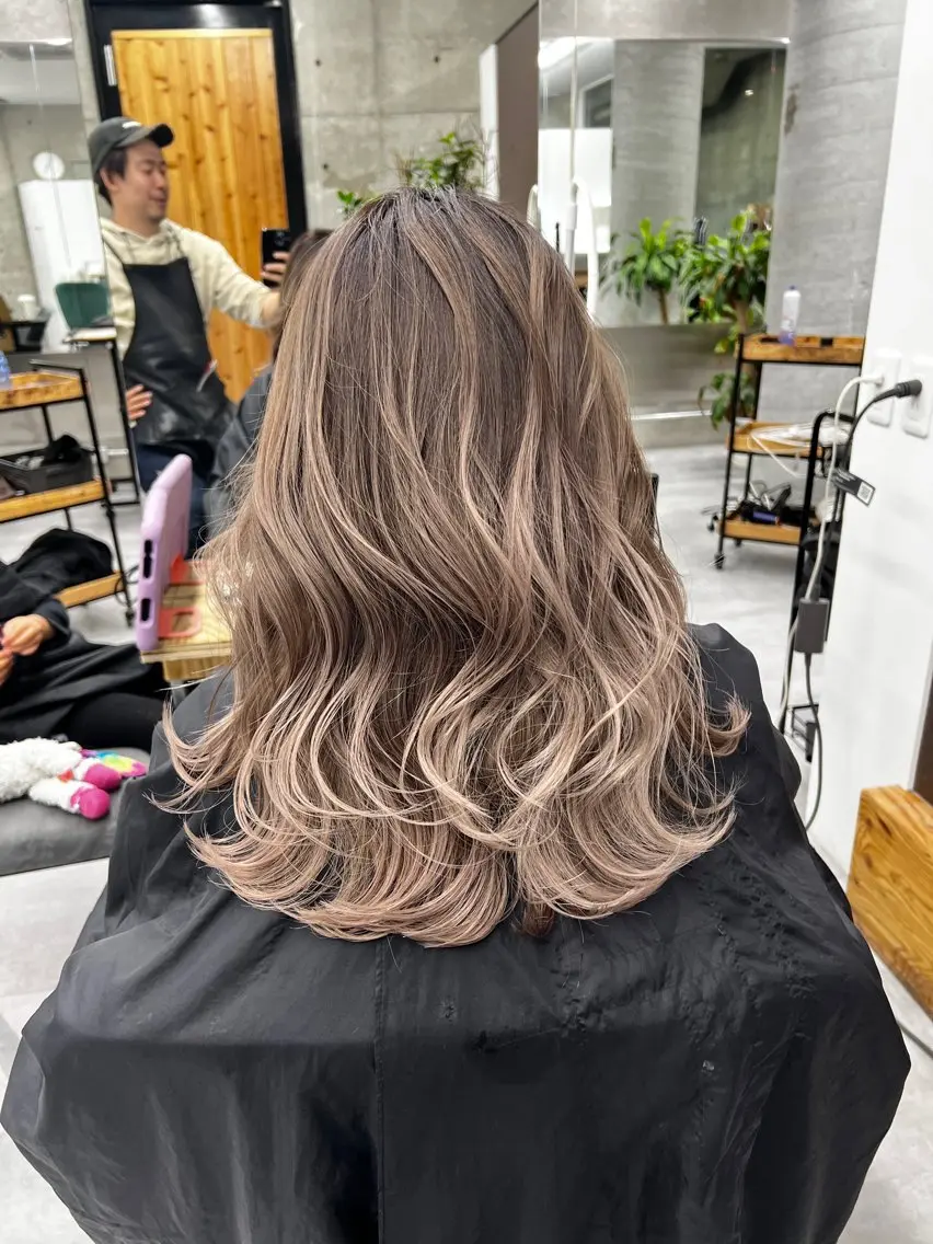 セミロング カラー バレイヤージュ ブリーチ ケアブリーチ ハイライトカラー ハイトーンカラー welring hair salonのヘアスタイル