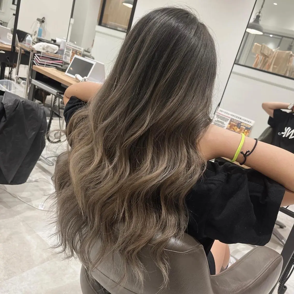 ロング カラー バレイヤージュ グレージュ レイヤーカット lien ヒジリのヘアスタイル
