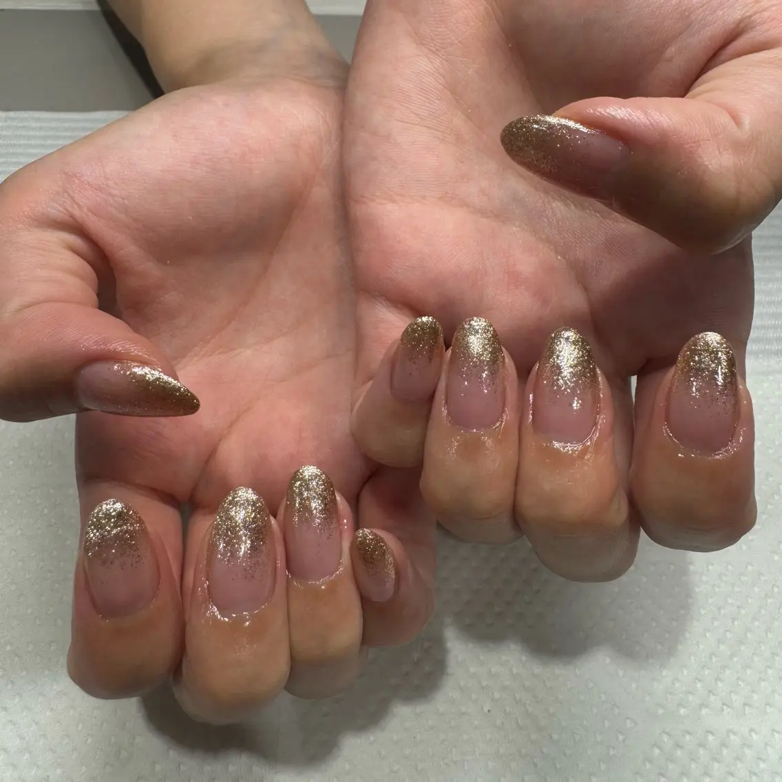 ネイル ゴールド グラデーション ラメ(グリッター) ラメグラデーション ハンドネイル 小野澤 紗智のネイルデザイン