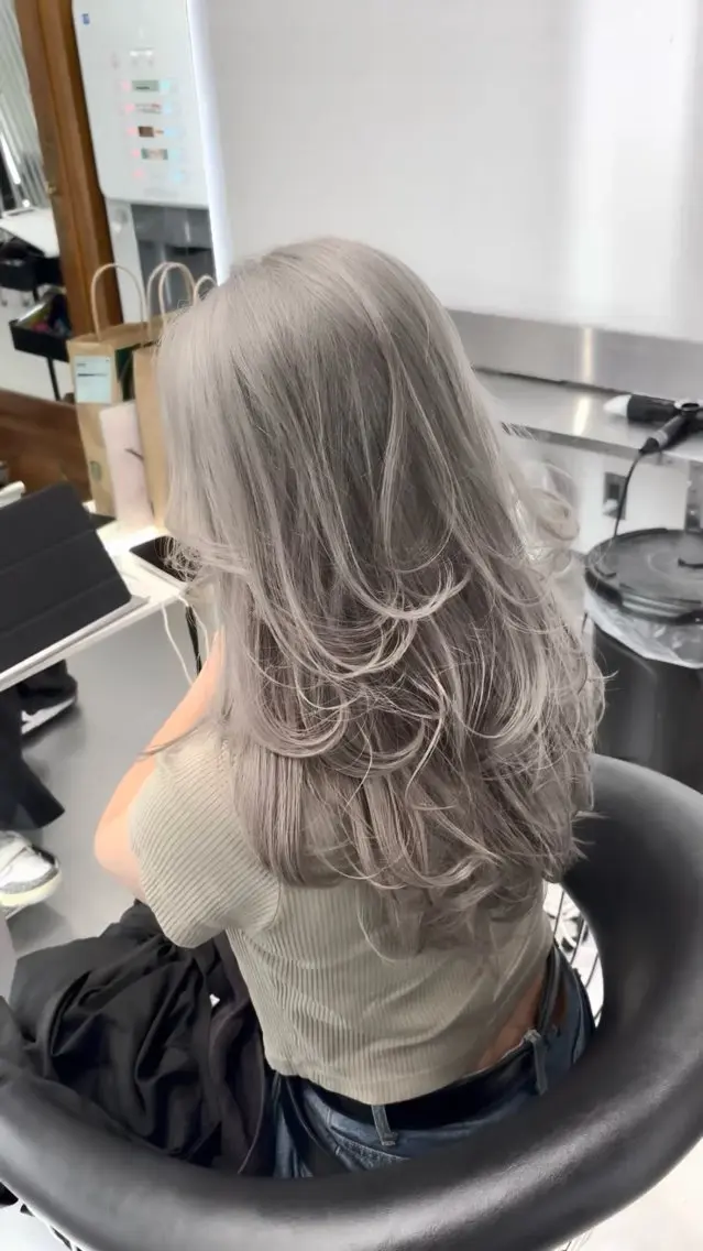ロング カラー グレージュ レイヤーカット カット ヘアカラー トリートメント ブリーチ特化 / share 元太のヘアスタイル