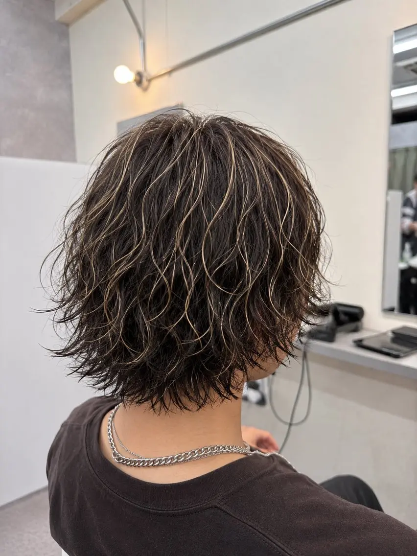 メンズ メンズハイライト メンズパーマ ヘアカラー y2k/ウルフ/ 個性派カラーkiraのヘアスタイル