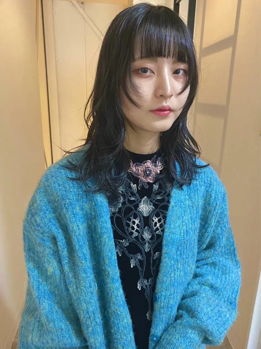 セミロング カラー 黒髪 ブルーカラー ブルーブラック レイヤーカット ウルフカット 森貴裕/ベージュ/ パーマ/オリーブのヘアスタイル