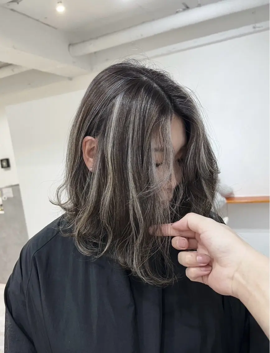 ミディアム カラー ダークグレー ダークグレージュ グレージュ ハイライトカラー ハイライト 指名数No.1 /NAOYAのヘアスタイル
