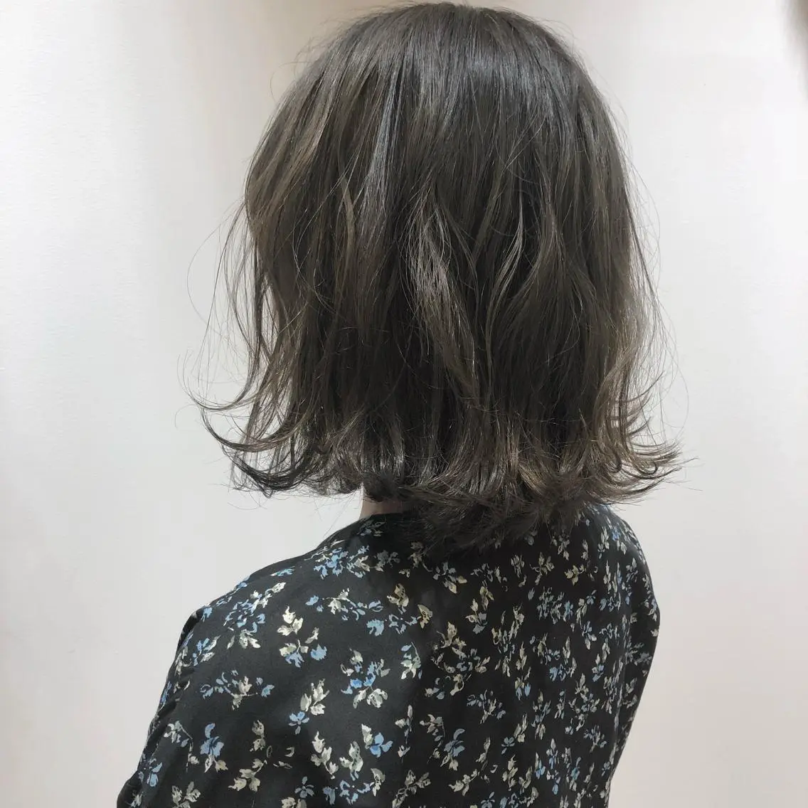 ショート カラー ブルーカラー ブルーグレー ブルーグレージュ 透明感カラー グレージュ カット ヘアカラー 江原 彩華のヘアスタイル