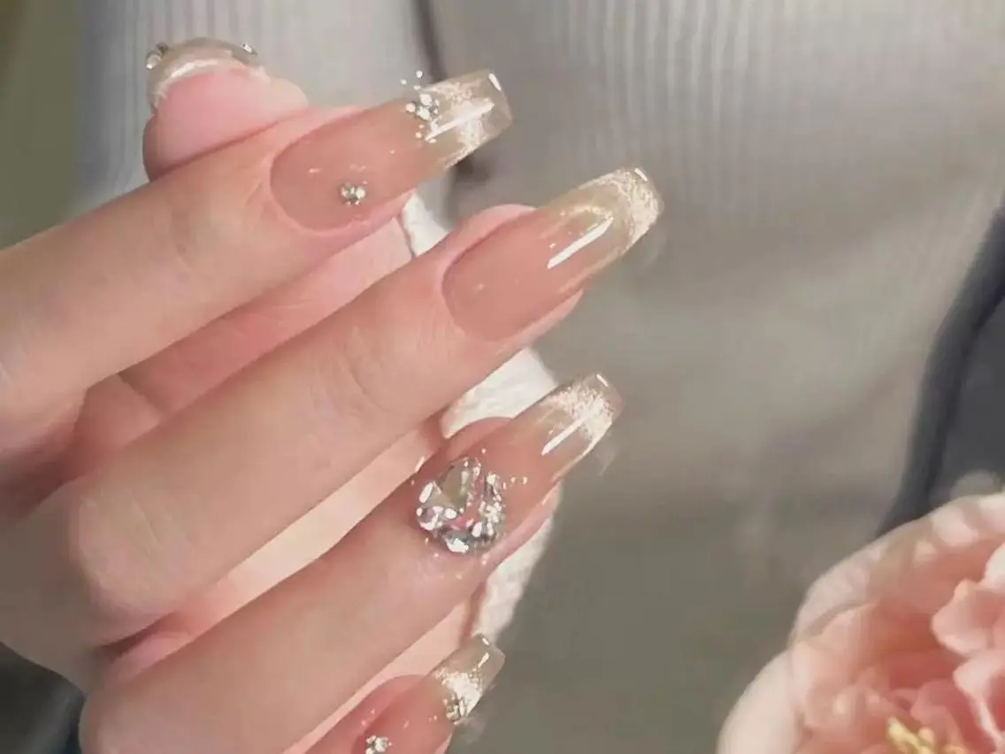 ネイル フレンチネイル ガーリー マグネットネイル ミディアムネイル ストーンネイル ハンドネイル ハンドケア 🎀Momo 🎀のネイルデザイン