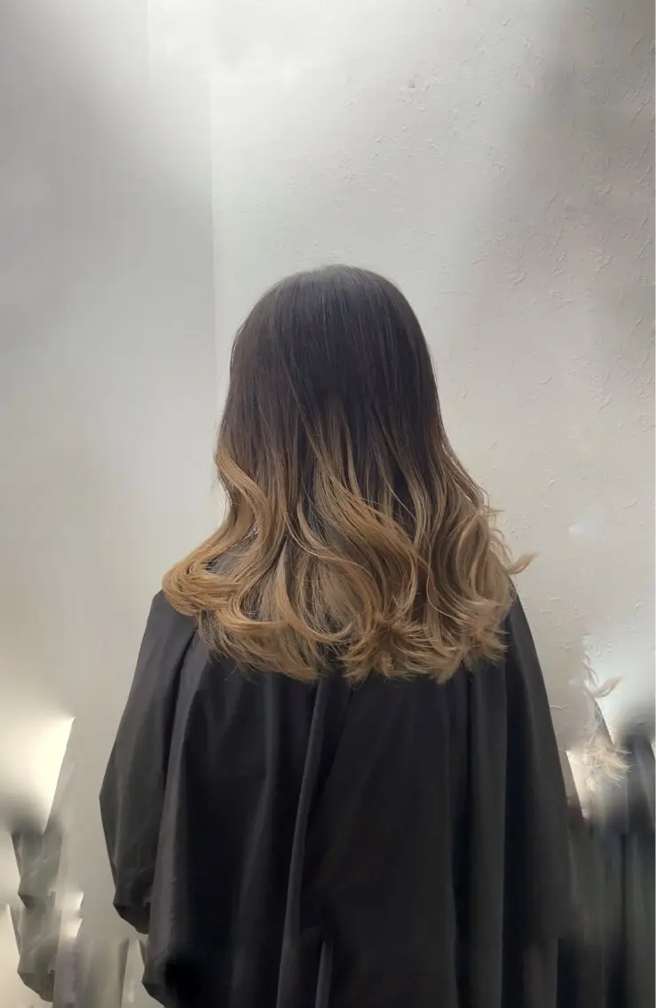 セミロング カラー ブリーチ グラデーションカラー ヘアカラー Kensho 京都駅 ケアブリーチのヘアスタイル