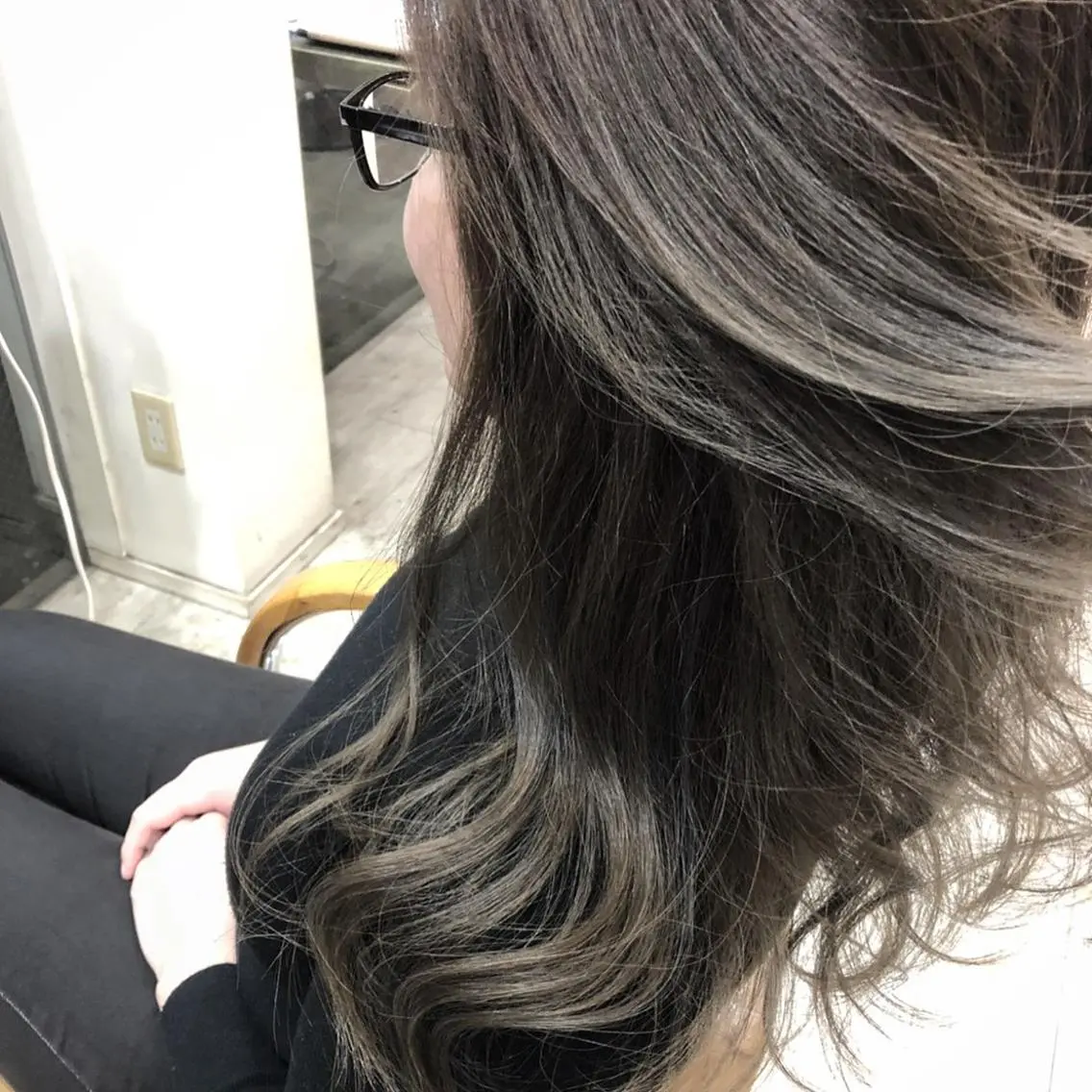 ロング カラー グレージュ 三浦 琴乃のヘアスタイル