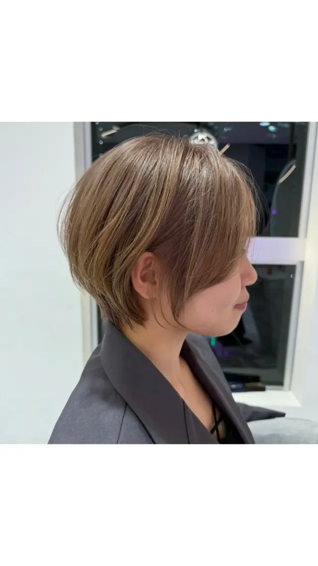 ショート カラー 前下がりボブ ベージュカラー ブリーチ 透明感カラー ハイトーンカラー カット 🌟TOSHI/透明 感カラー/ショートのヘアスタイル