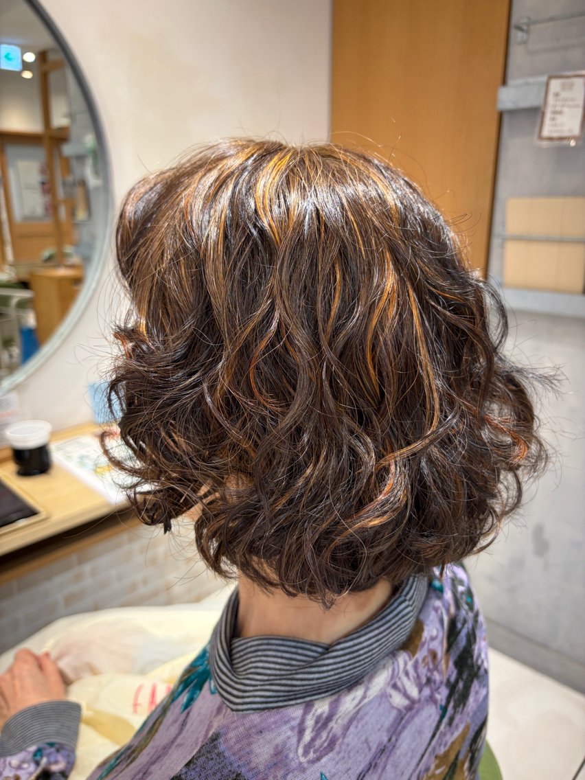 ショート カラー パーマ ハイライトカラー レイヤーカットのヘアスタイル