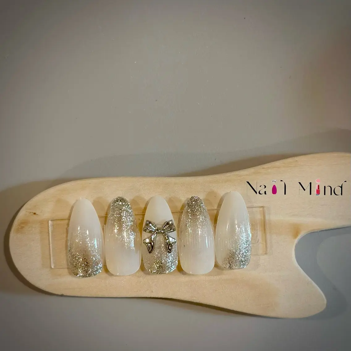 ネイル リボン シルバー ハンドネイル NailMind Tokyoのネイルデザイン