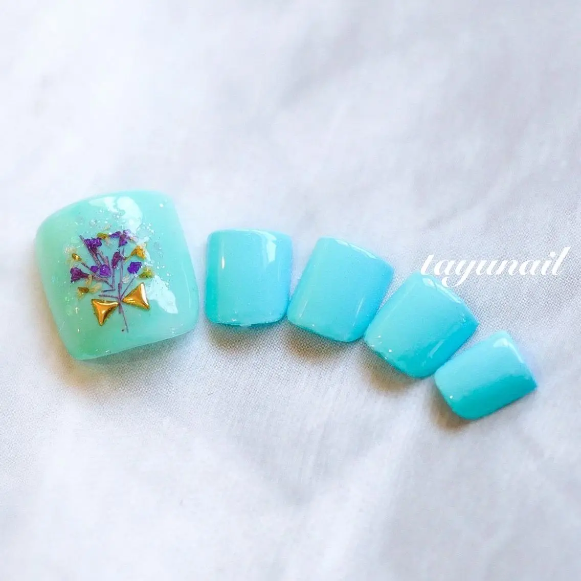 ネイル アートネイル ブルー フットネイル ジェルネイル ワンカラーネイル ネイルサロン 【たゆnail】のネイルデザイン